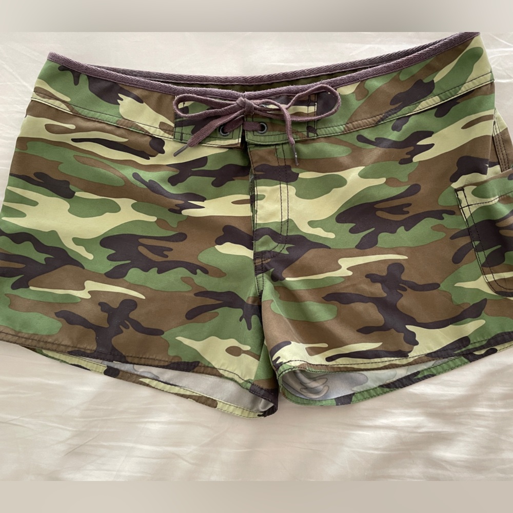 Juniors Billabong Camo Coverup shorts. Size 9.